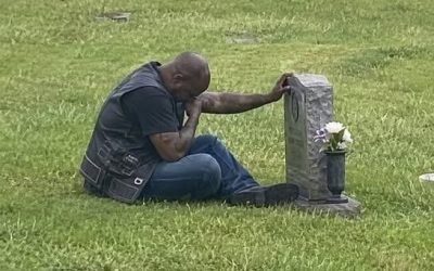 A BIKER CAME TO MY WIFE’S GRAVE EVERY SINGLE WEEK, AND FOR MONTHS, I HAD NO IDEA WHO HE WAS…